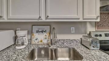 Kylskåp, mikrovågsugn, ugn och spishäll