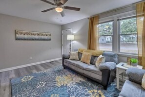 Smart TV, livros, escritórios