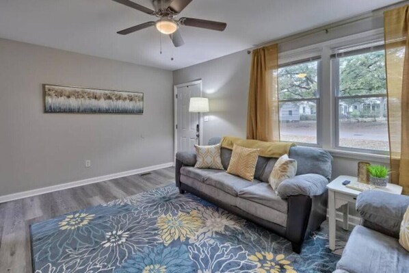 TV connectée, livres, espaces bureaux