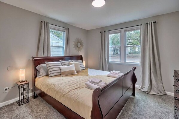 3 chambres, bureau, fer et planche à repasser, lit parapluie