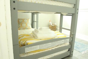 3 chambres, bureau, fer et planche à repasser, lit parapluie