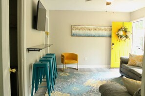 Una Smart TV, libros, una oficina