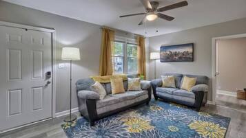 Smart-TV, Bücher, Arbeitsbereiche