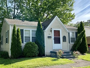 Exterior - Grandma's Cozy Cottage (Madisonville)