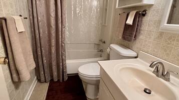 Serviettes fournies, savon, papier de toilette