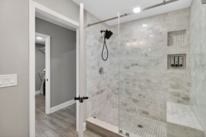 Baignoire, sĂšche-cheveux, bidet, serviettes fournies