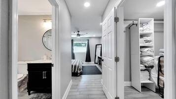 5 habitaciones, caja de seguridad en la habitación y escritorio