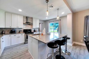 冷蔵庫、電子レンジ、オーブン、コンロ