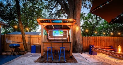 Sleeps 15/ Private Beach & Heated pool /mins to Tampa /Bush Gardens/ Buccs/ Zoo