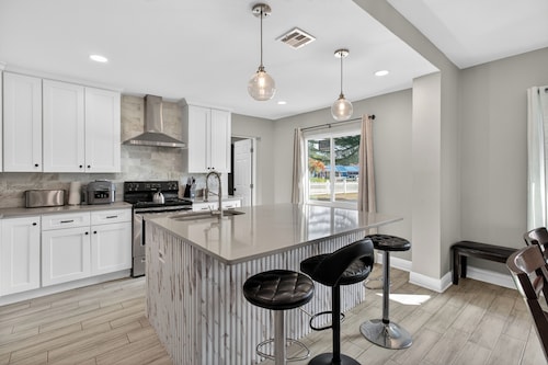 Sleeps 15/ Private Beach & Heated pool /mins to Tampa /Bush Gardens/ Buccs/ Zoo