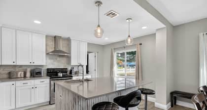 Sleeps 15/ Private Beach & Heated pool /mins to Tampa /Bush Gardens/ Buccs/ Zoo