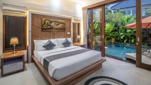 Une chambre moderne avec un grand lit, une tête de lit en bois et une vue sur une piscine.