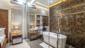 Une salle de bain moderne avec une baignoire sur pieds, une douche à parois de verre et un meuble-lavabo en bois.