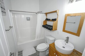 Een douche, een haardroger, een bidet, handdoeken