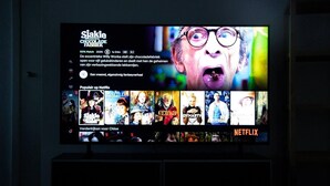 L’interface Netflix affichée sur un écran de télévision présente le film « Sjake Chocolade Fabriek », qui a obtenu une note de 93 % et dure 54 minutes.