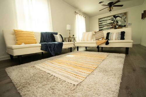 House - Sleeps 8 - Parking - Malls Close