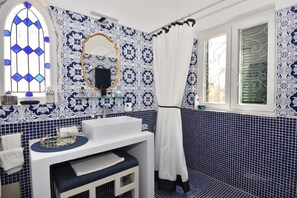 Badewanne, Haartrockner, Handtücher