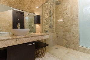 Exclusive Villa | Bathroom | Separate tub and shower, free toiletries, hair dryer, towels
