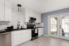 Fridge, microwave, oven, stovetop - Beautiful Blue Haus w/ Private Patio, Office Desk (San Antonio)