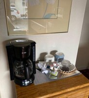 Quarto solteiro básico | Área de estar | TV de tela plana