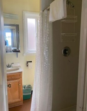 Basic-Doppelzimmer | Badezimmer