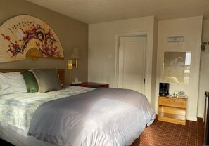 Desk, free WiFi - Monte Bianco Inn (Mount Shasta)