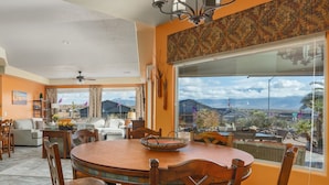 Dining - Stunning home w/ a beautiful view - 10 min or less to all Mesquite has to offer! (Mesquite)