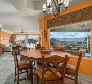 Dining - Stunning home w/ a beautiful view - 10 min or less to all Mesquite has to offer! (Mesquite)