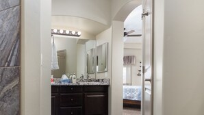 Shower, hair dryer, bidet, towels - Stunning home w/ a beautiful view - 10 min or less to all Mesquite has to offer! (Mesquite)