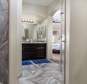 Shower, hair dryer, bidet, towels - Stunning home w/ a beautiful view - 10 min or less to all Mesquite has to offer! (Mesquite)