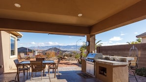 Outdoor dining - Stunning home w/ a beautiful view - 10 min or less to all Mesquite has to offer! (Mesquite)