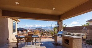 Outdoor dining - Stunning home w/ a beautiful view - 10 min or less to all Mesquite has to offer! (Mesquite)