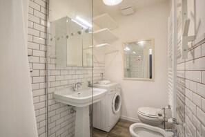 Shower, free toiletries, hair dryer, bidet