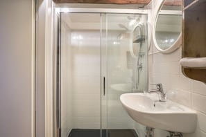 Dusche, kostenlose Toilettenartikel, Haartrockner, Bidet