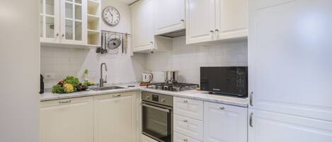 Kjøleskap, mikrobølgeovn, ovn og kokeplater