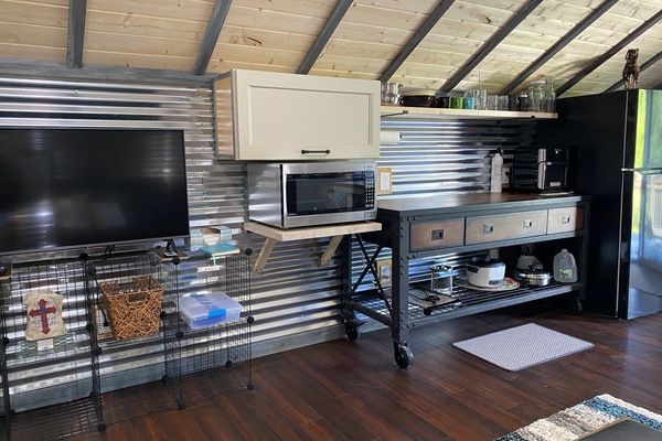 Réfrigérateur, micro-ondes, cafetiÚre/bouilloire, moulin à café