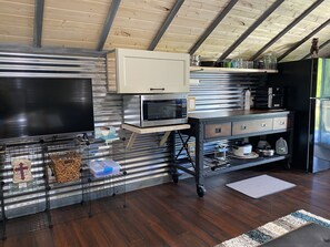 Frigorifero, microonde, macchina per tè/caffè, macinacaffè