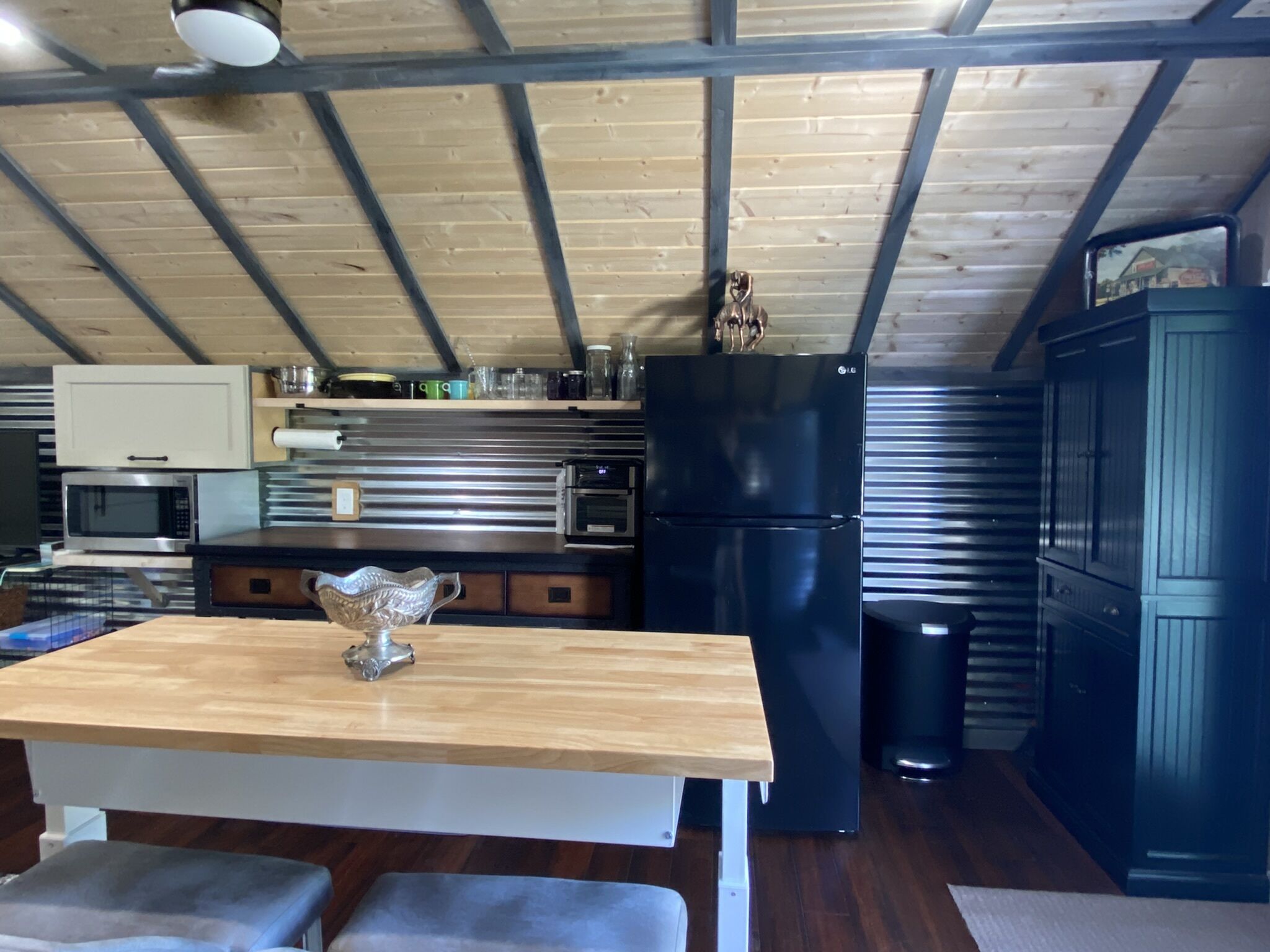 Kühlschrank, Mikrowelle, Wasserkocher mit Kaffee-/Teezubehör