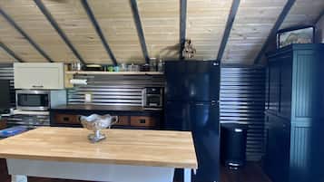 Kühlschrank, Mikrowelle, Wasserkocher mit Kaffee-/Teezubehör