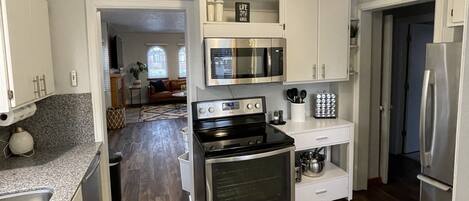 Refrigerador, microondas, horno y parrilla de estufa