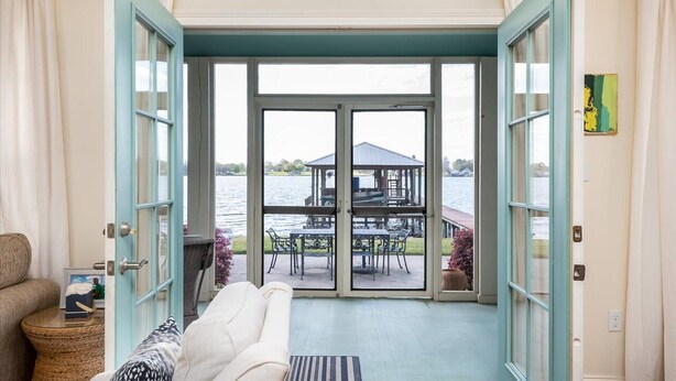 Quarto com vista para um cais e um coreto à beira-mar.