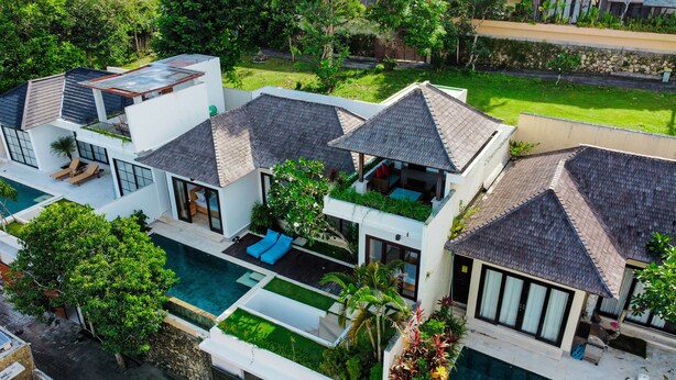 A modern villa with a swimming pool, multiple bedrooms, and a lush garden. - Villa Venta (Ungasan)