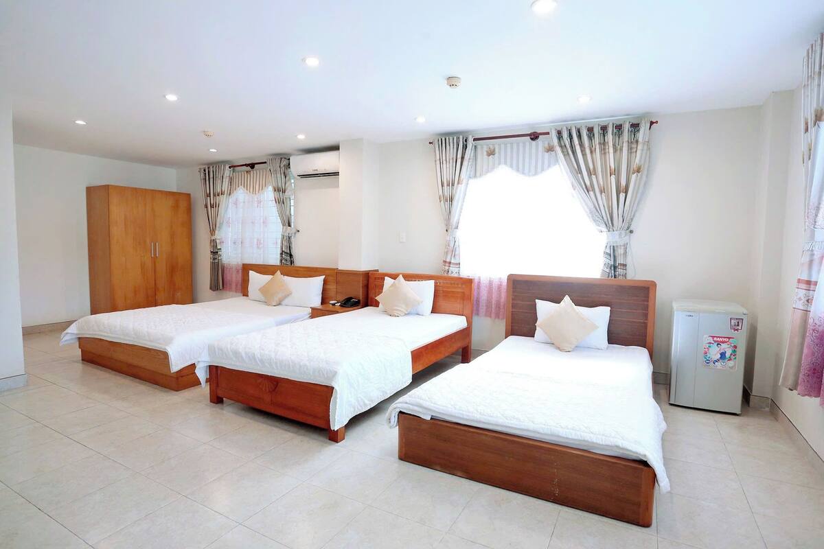 Family Triple Room | Bathroom | Rainfall showerhead, free toiletries, hair dryer, bidet