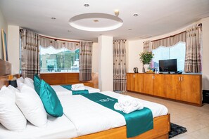 Familien-Vierbettzimmer | Hochwertige Bettwaren, kostenlose Minibar, Schreibtisch