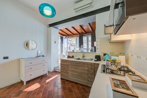 Réfrigérateur, micro-ondes, plaque de cuisson, cafetière/bouilloire