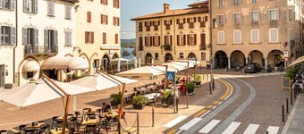 La Voce Del Lago Pied Dans L' Eau, Arona, Italy