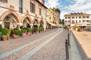 Exterior - La Voce Del Lago Pied Dans L' Eau, Arona, Italy (Arona)