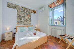 2 bedrooms, iron/ironing board, free WiFi, bed sheets - La Voce Del Lago Pied Dans L' Eau, Arona, Italy (Arona)