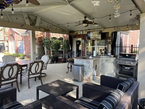 Outdoor dining - Executive Home on Golf Course , Pool, Spa and more (Houston)