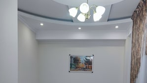 Executive Studio Suite | Desk, soundproofing, WiFi (free), bed sheets